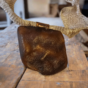 Bursztynowy wisior z miedzią