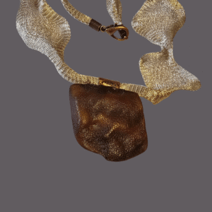 Bursztynowy wisior z miedzią