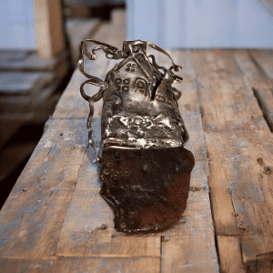 Unikalny wisior z bursztynem i cyną