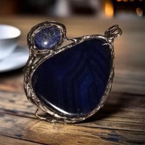 Unikatowy Wisior z niebieskim Agatem w Technice Tiffany – Biżuteria Ręcznie Robiona