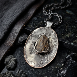 Artystyczny Wisior  z Surowym bursztynem