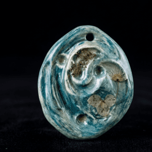 Ceramiczny Wisior „Błękitny Oddech” – kawałek natury, który postanowił zostać biżuterią.