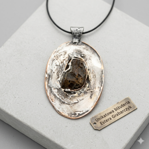 Artystyczny Wisior  z Surowym bursztynem