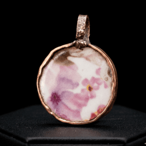 Wisior „Kwitnąca Przeszłość” – Unikatowy wisiorek z ceramiki vintage w surowej miedzi