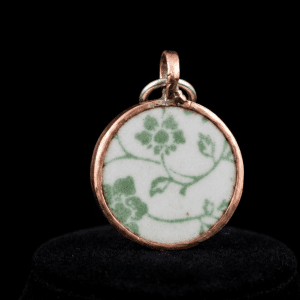 Unikatowa zawieszka: Delikatna ceramika w objęciach surowej miedzi