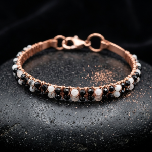 ​Miedziana Bransoletka Wire Wrapping z Czarnym Turmalinem i Kamieniem Księżycowym – Talizman Harmonii